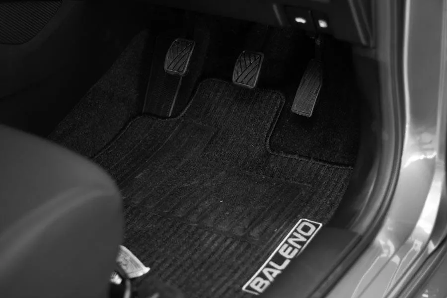 Suzuki Baleno 1.5 GLX - Image 10