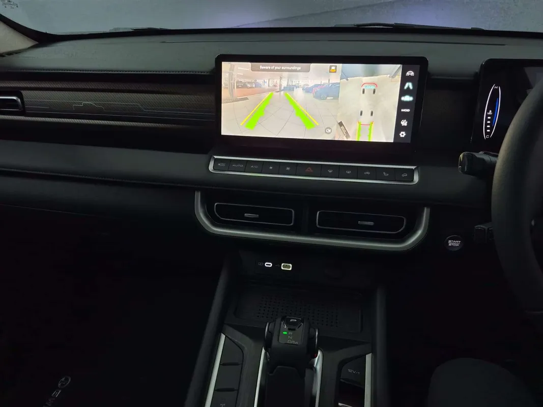 GWM P300 2.4TD LT 4X4 9AT - Image 9