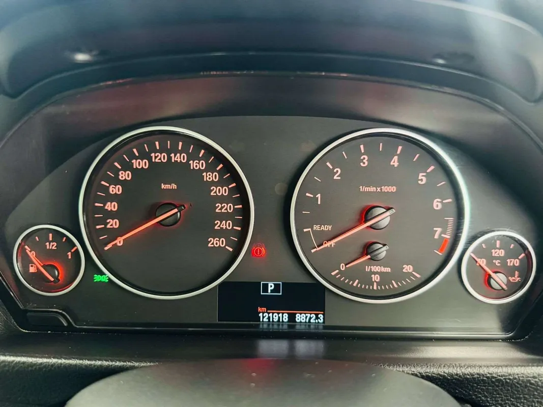 BMW 320i auto - Image 10