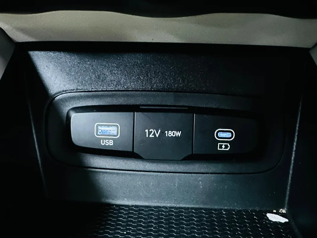 Hyundai Venue 1.2 Premium M/T - Image 11