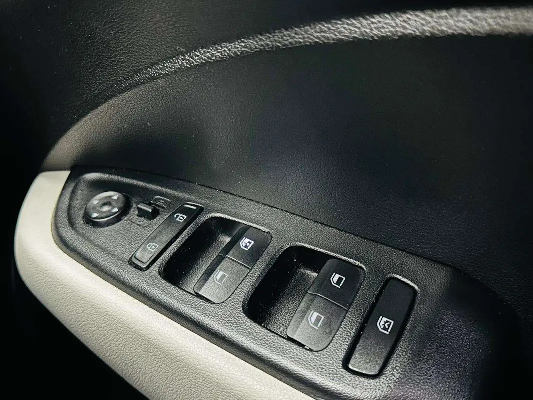 Hyundai Venue 1.2 Premium M/T - Image 12