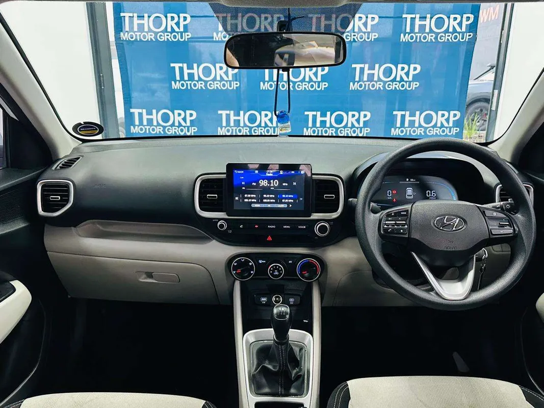 Hyundai Venue 1.2 Premium M/T - Image 8