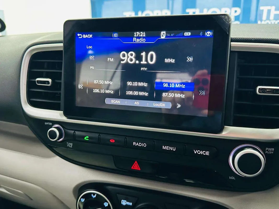 Hyundai Venue 1.2 Premium M/T - Image 9