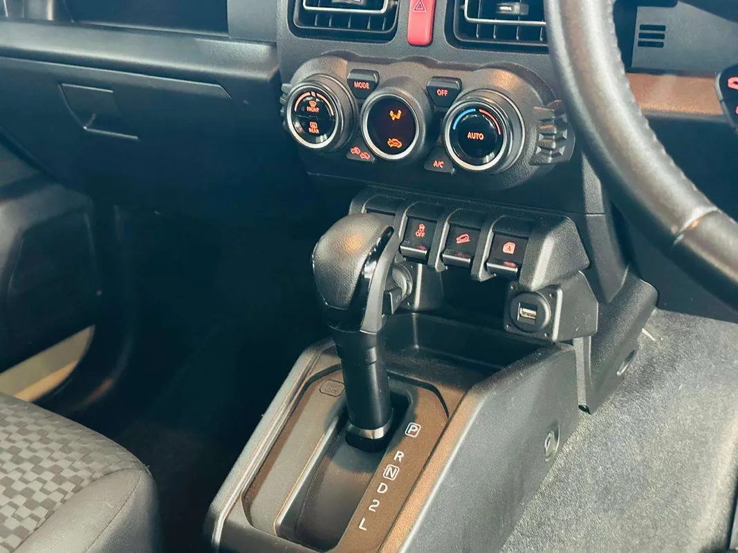 Suzuki Jimny 1.5 GLX AT - Image 11