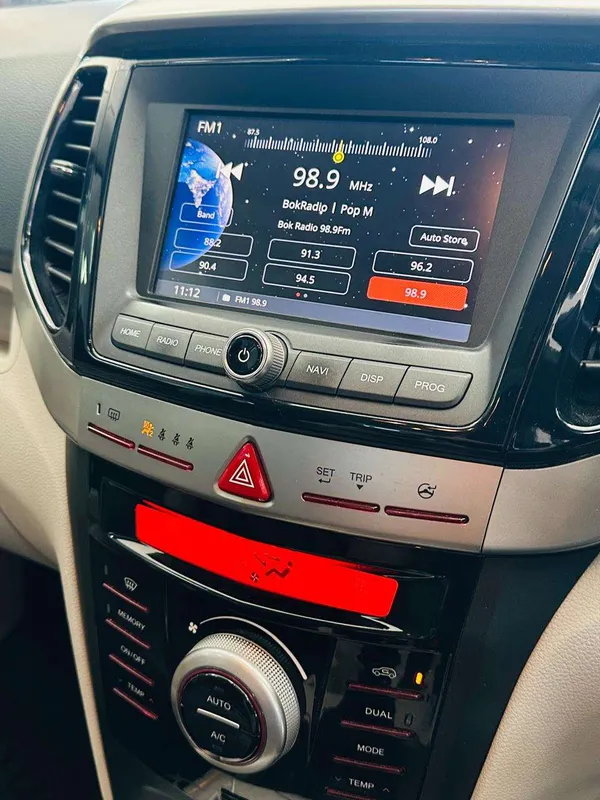 Mahindra XUV300 W8 Petrol - Image 12