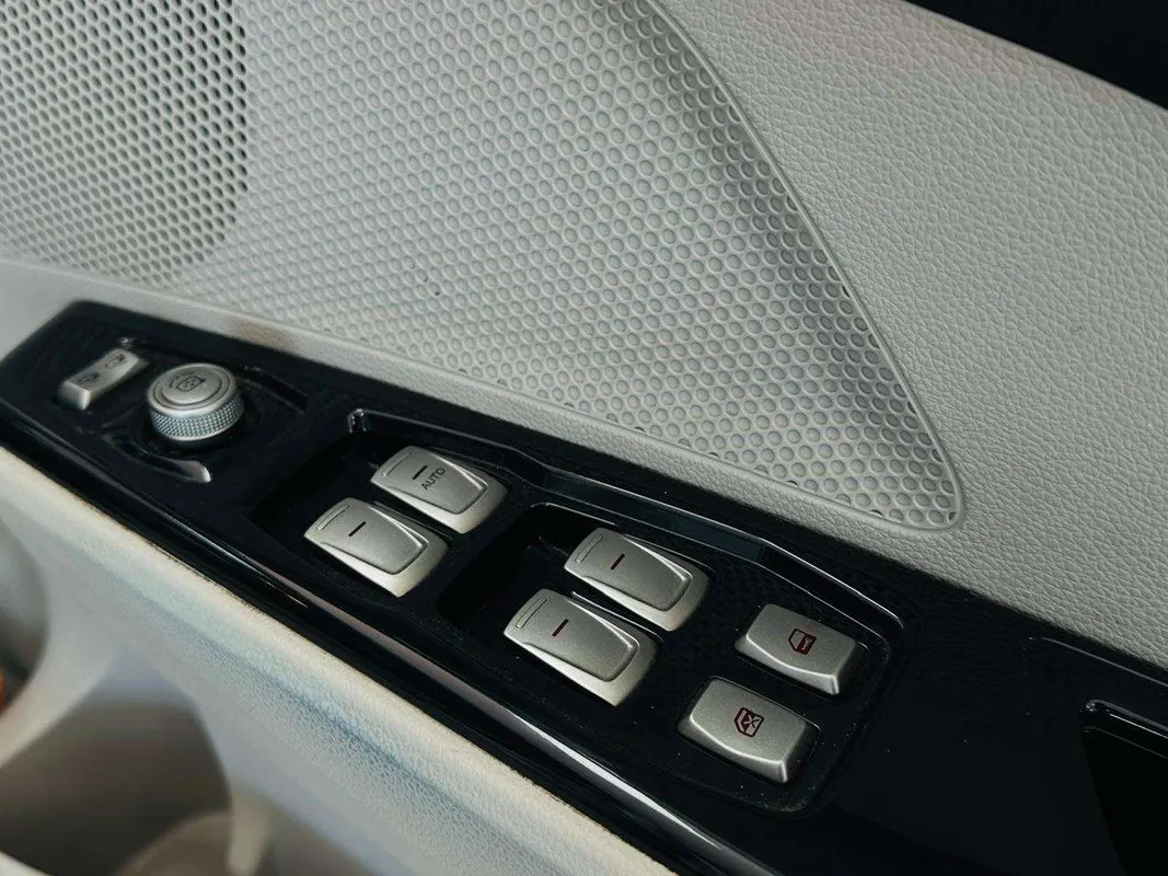 Mahindra XUV300 W8 Petrol - Image 13