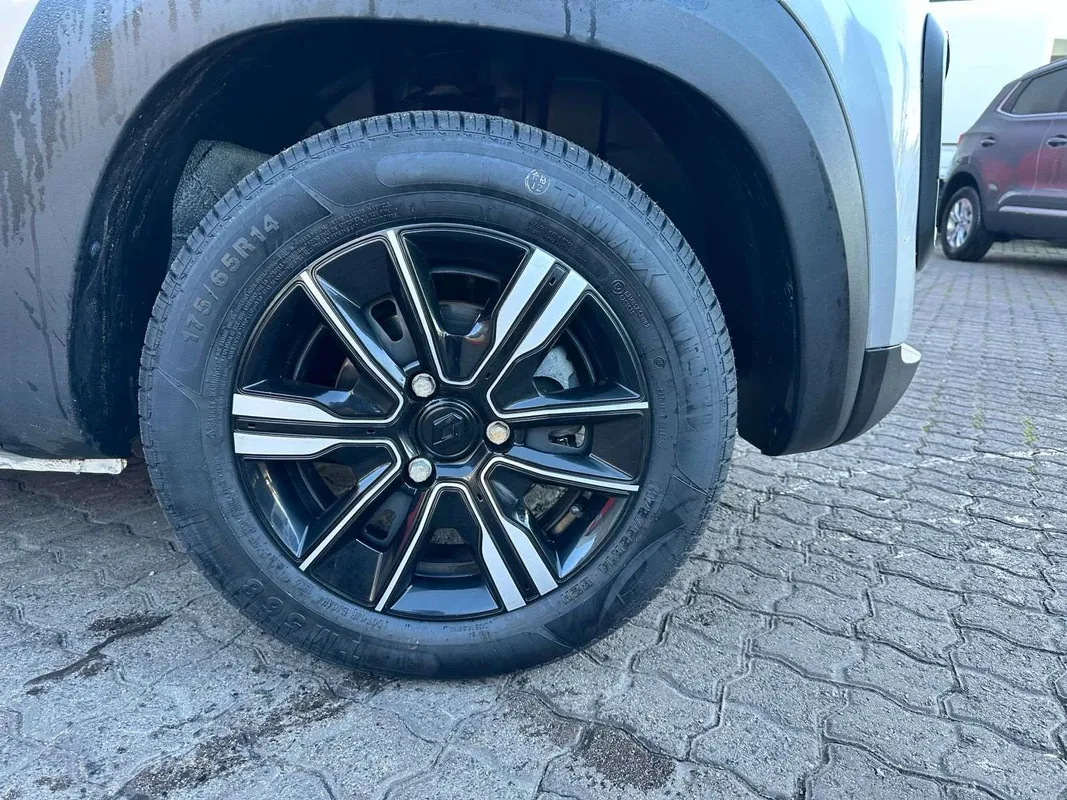 Renault Kwid 1.0l Climber 5-Dr abs - Image 15