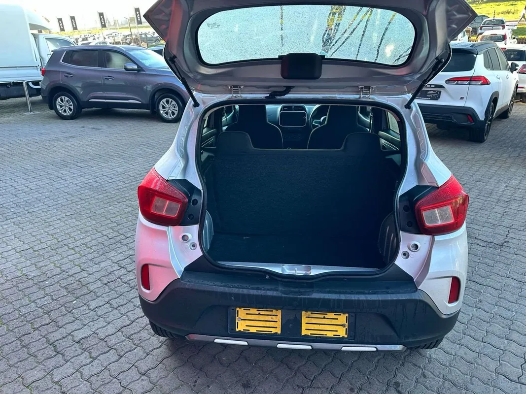 Renault Kwid 1.0l Climber 5-Dr abs - Image 7