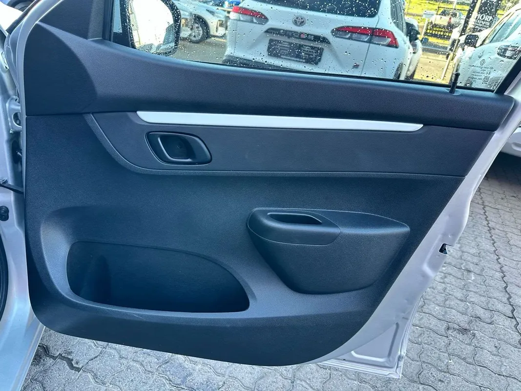 Renault Kwid 1.0l Climber 5-Dr abs - Image 10