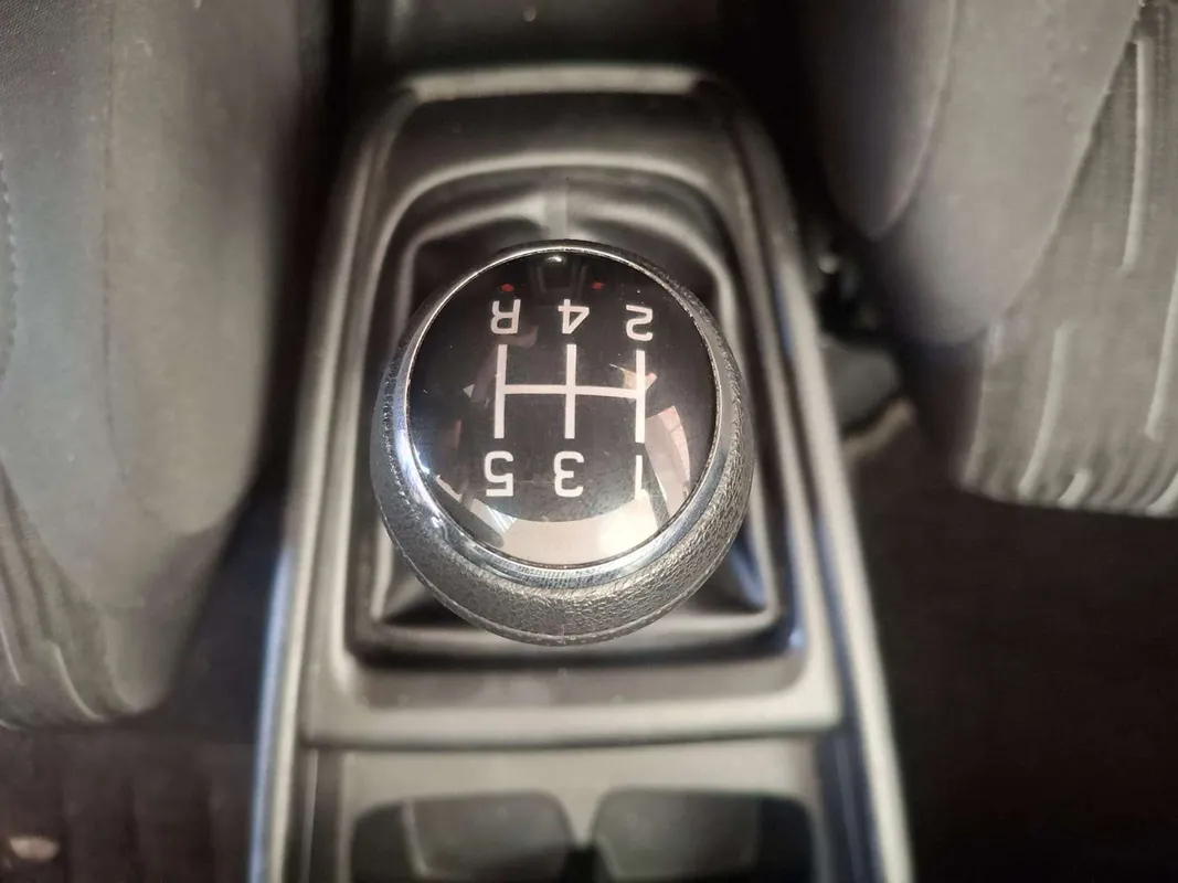 Suzuki Ertiga 1.5 GL MT - Image 14
