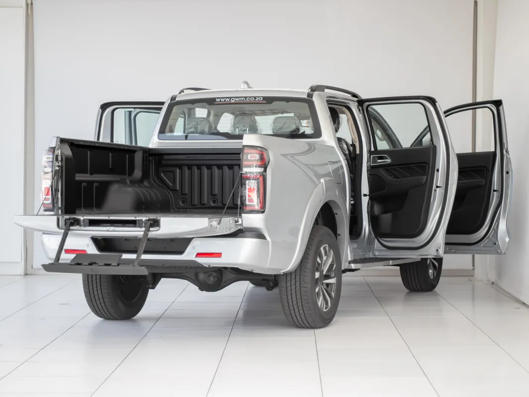 GWM P300 2.4TD LT 4X4 9AT - Image 3