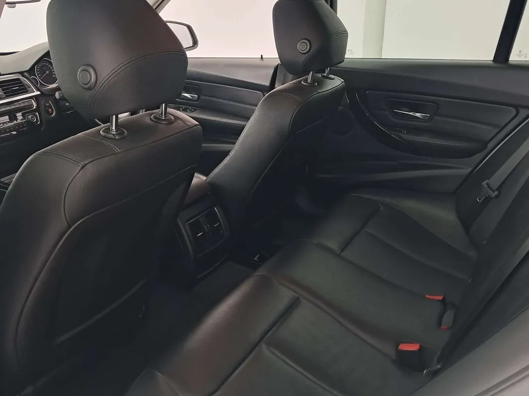 BMW 320i auto - Image 11