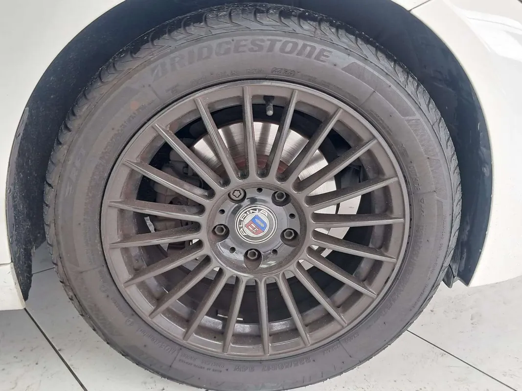 BMW 320i auto - Image 13