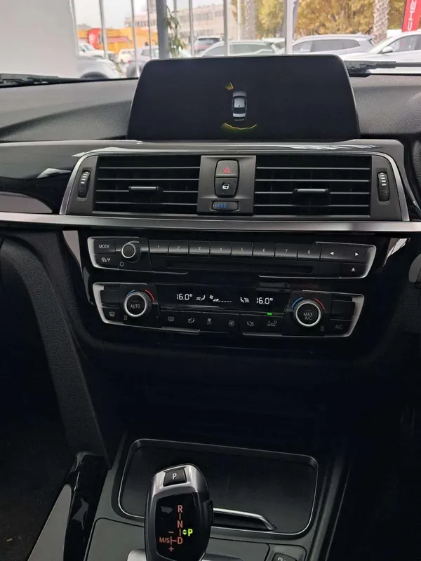 BMW 320i auto - Image 14