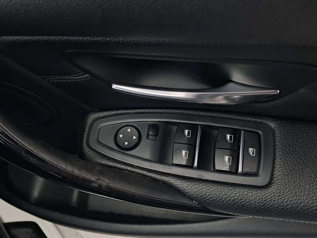 BMW 320i auto - Image 15