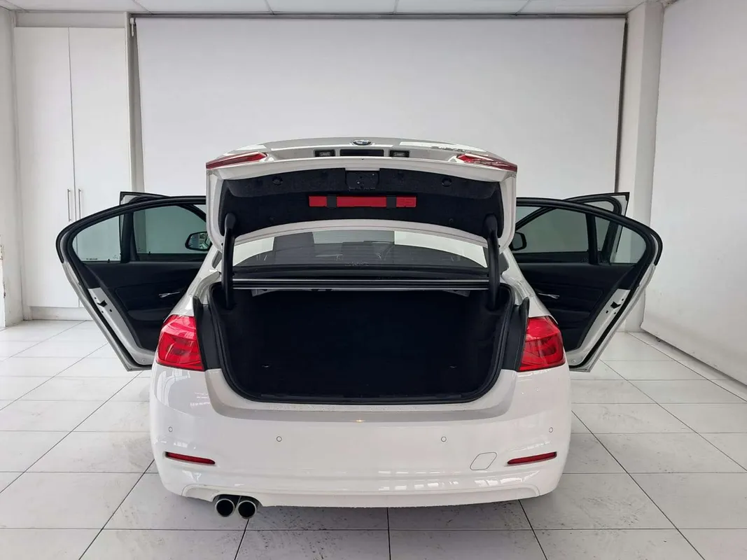 BMW 320i auto - Image 5