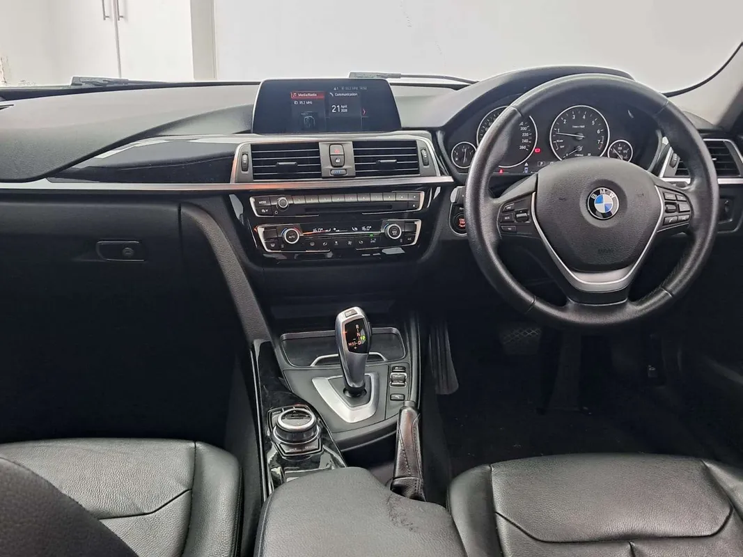 BMW 320i auto - Image 8