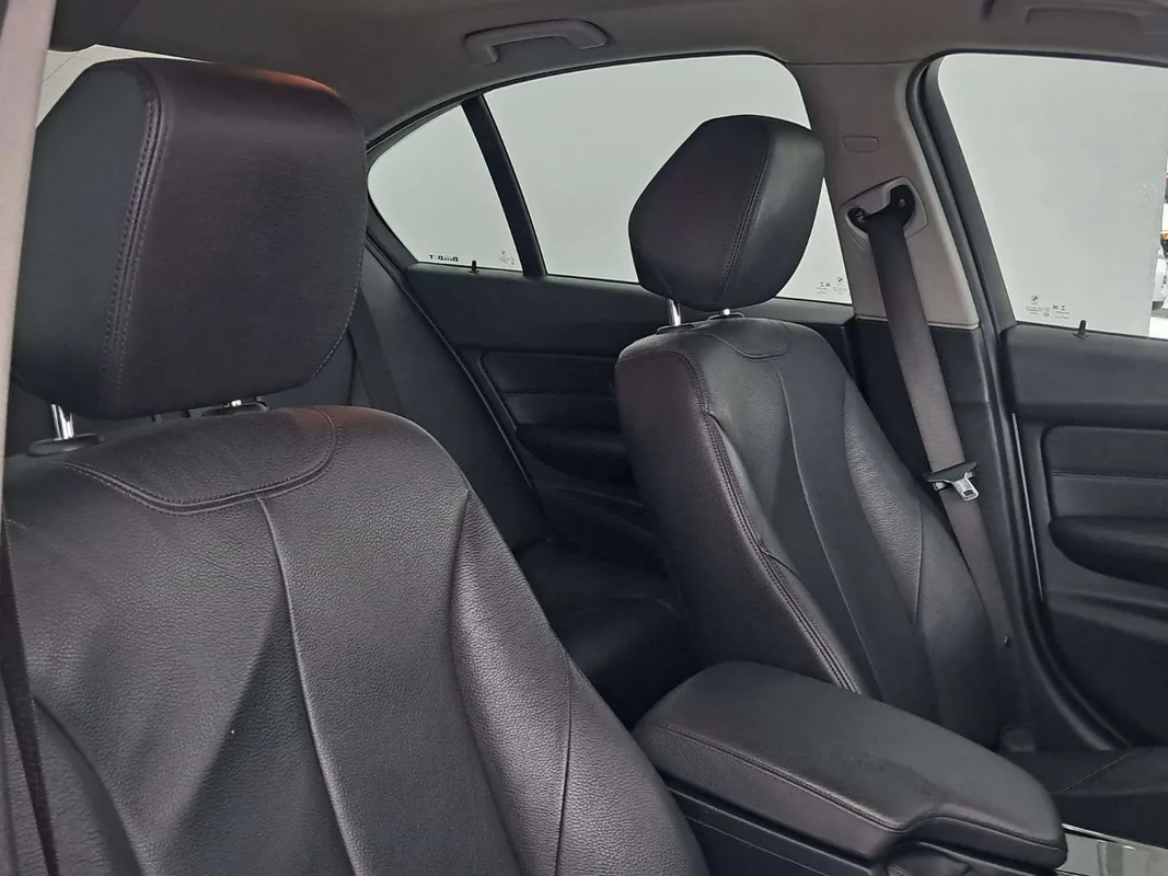 BMW 320i auto - Image 9