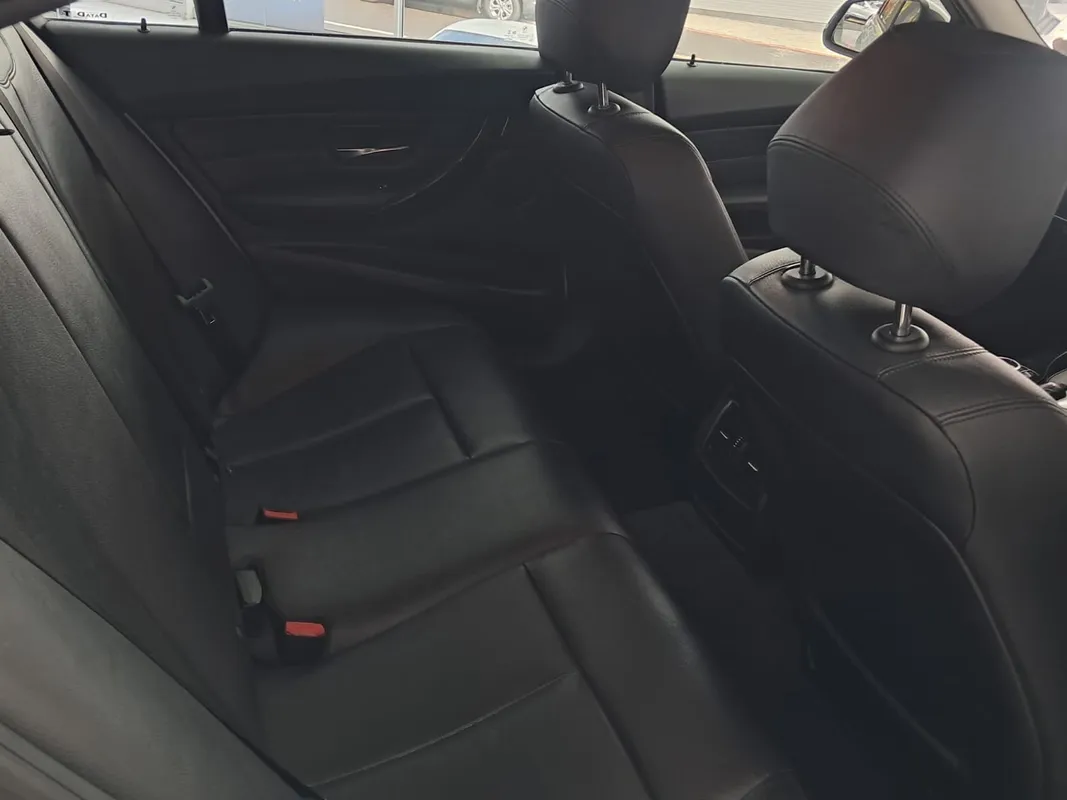 BMW 320i auto - Image 10