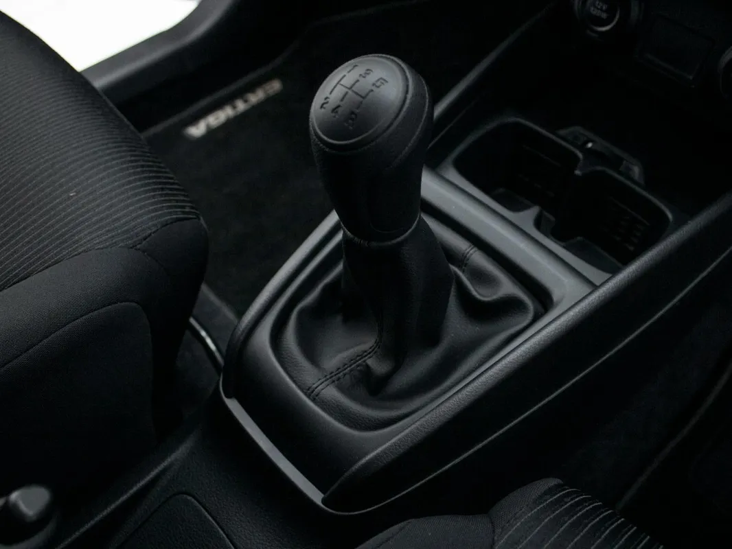 Suzuki Ertiga 1.5 GA MT - Image 8