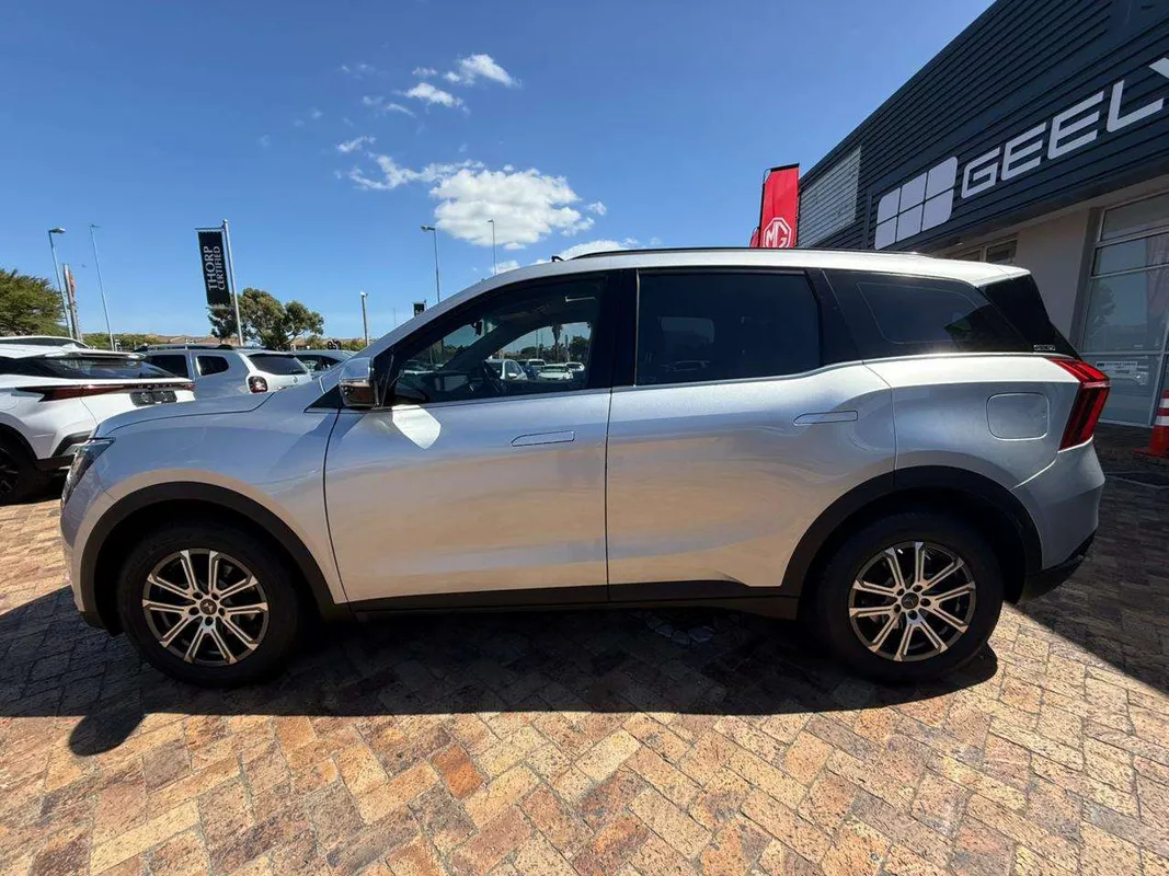 Mahindra XUV700 2.0 6AT AX7 7s - Image 3