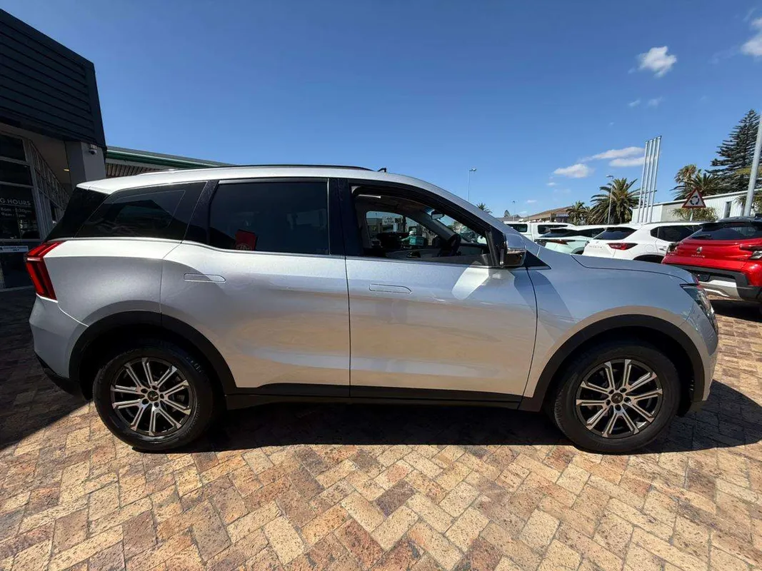 Mahindra XUV700 2.0 6AT AX7 7s - Image 5
