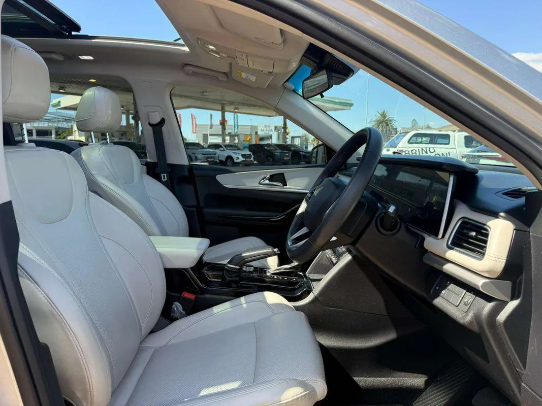 Mahindra XUV700 2.0 6AT AX7 7s - Image 7