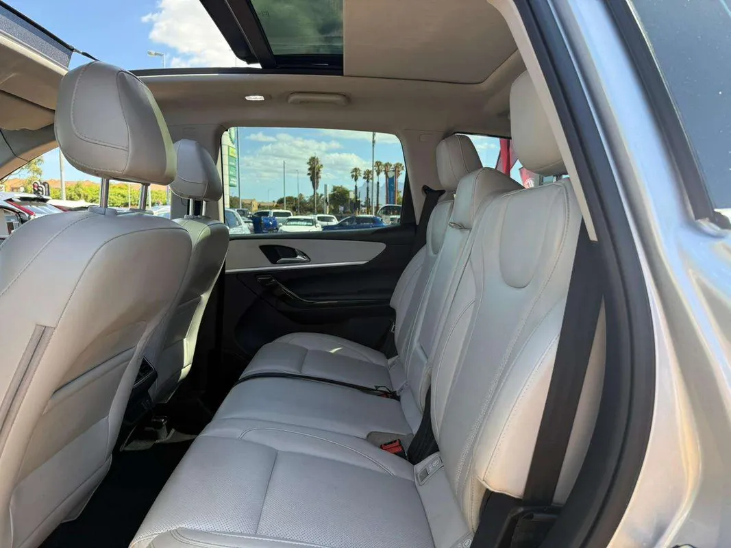 Mahindra XUV700 2.0 6AT AX7 7s - Image 8