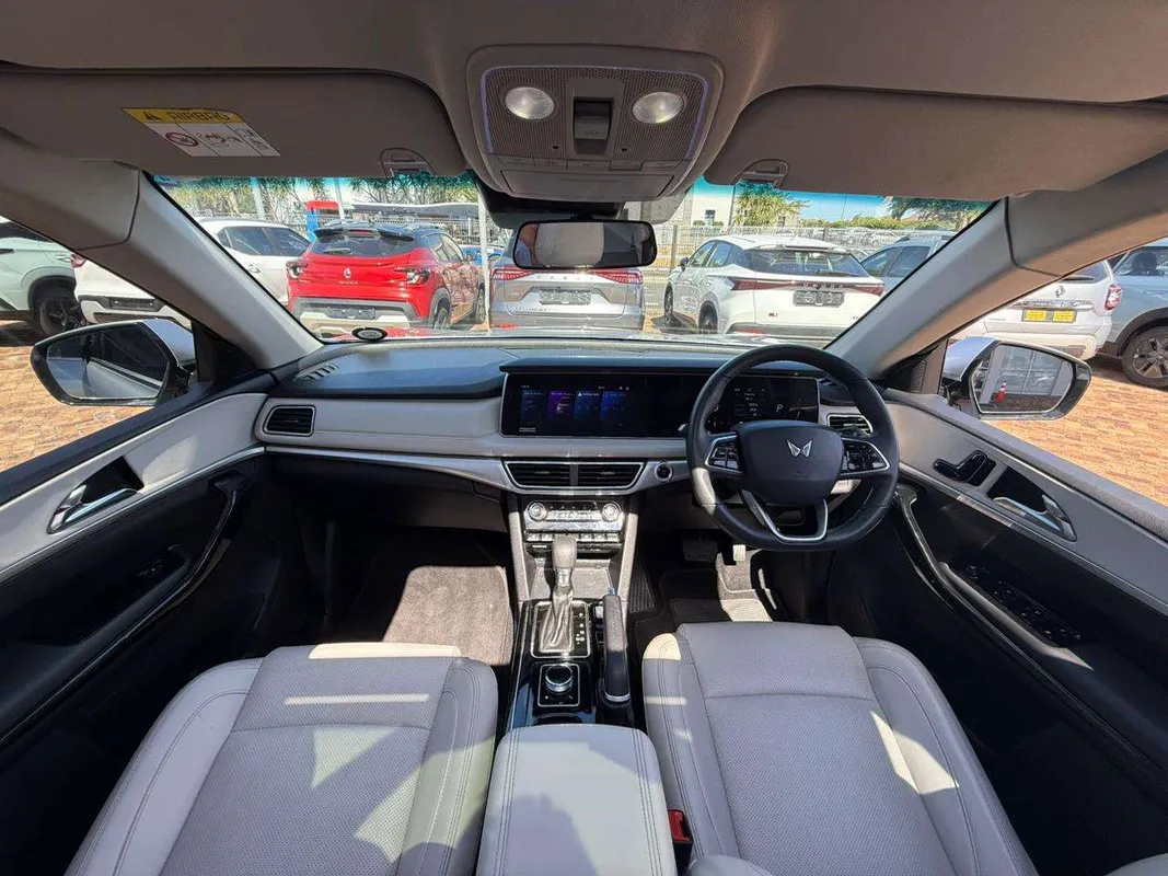 Mahindra XUV700 2.0 6AT AX7 7s - Image 10