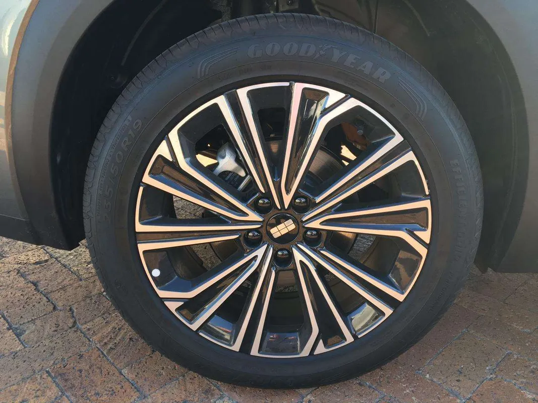 Geely E5 EM-i Apex - Image 6