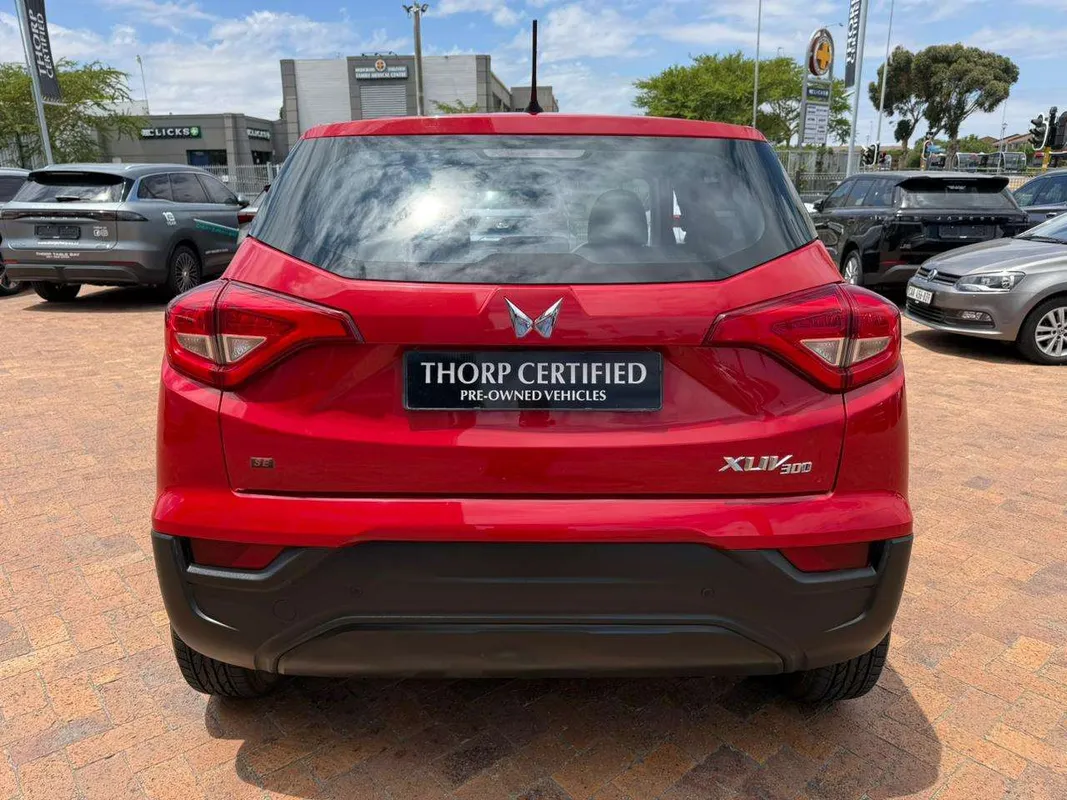 Mahindra XUV300 W4 Petrol SE - Image 4