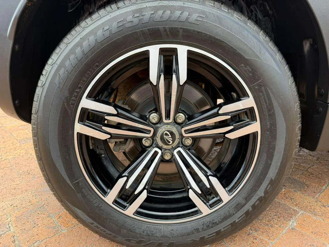 Mahindra XUV300 W4 Petrol SE - Image 6