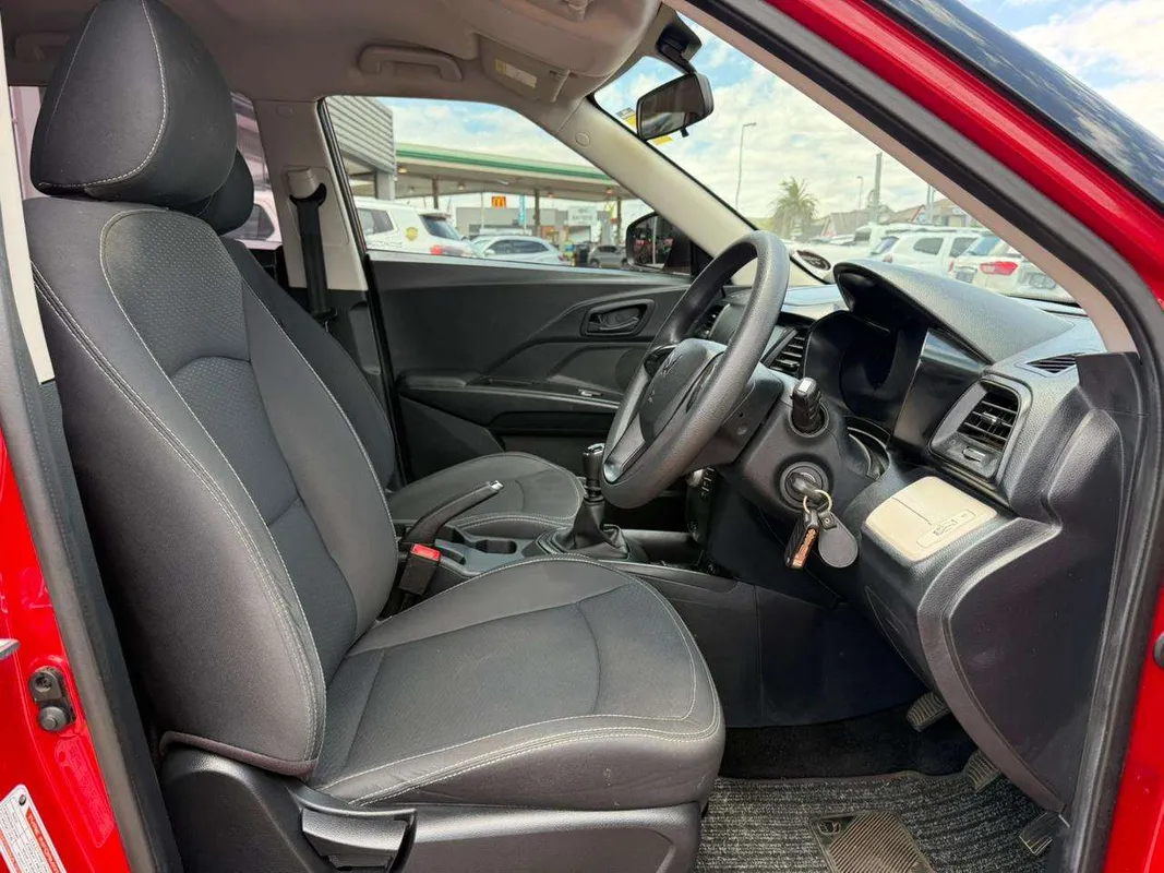 Mahindra XUV300 W4 Petrol SE - Image 7