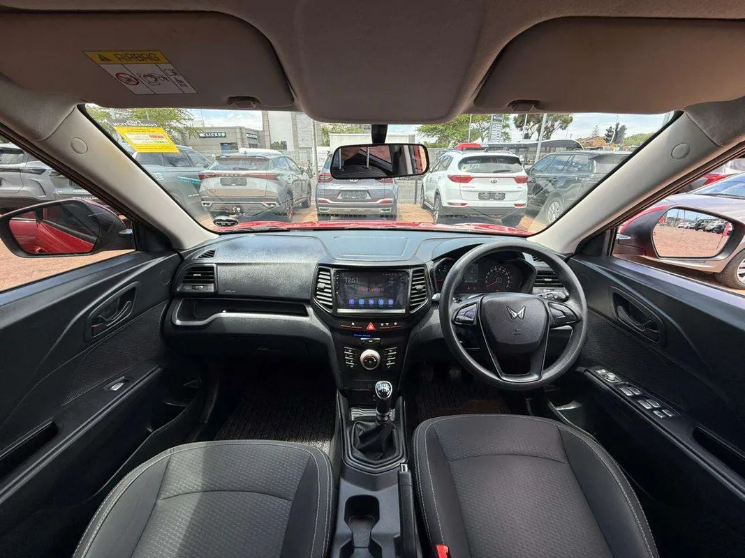 Mahindra XUV300 W4 Petrol SE - Image 10