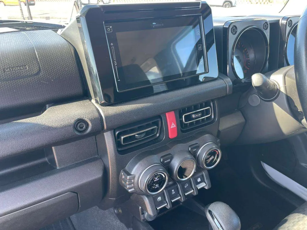 Suzuki Jimny 1.5 GLX AT - Image 12