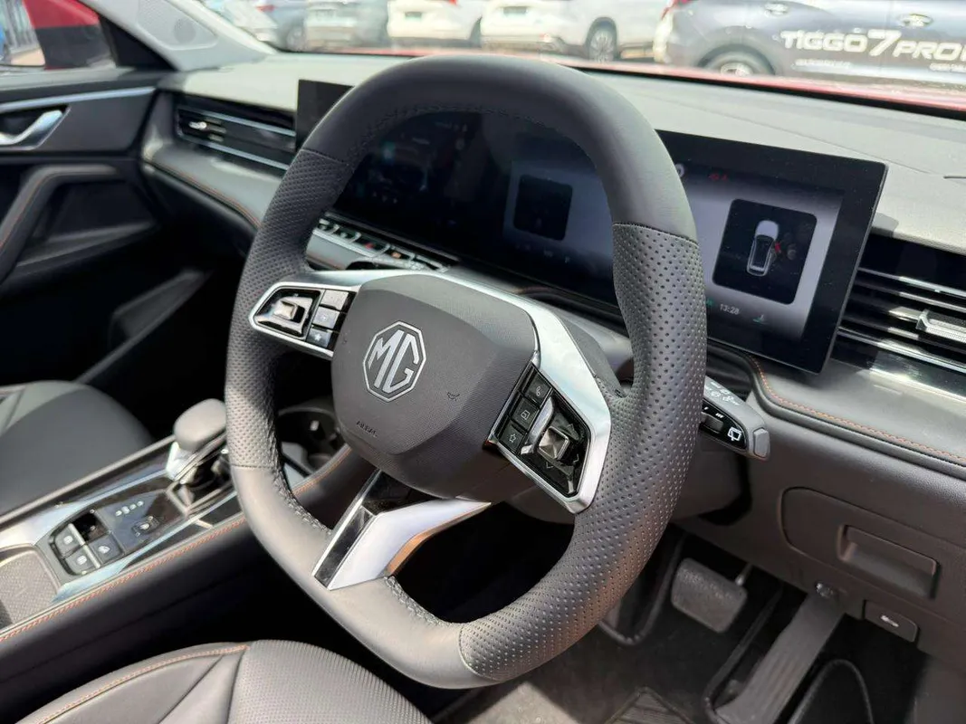 MG HS 2.0T AT Luxury - Image 11