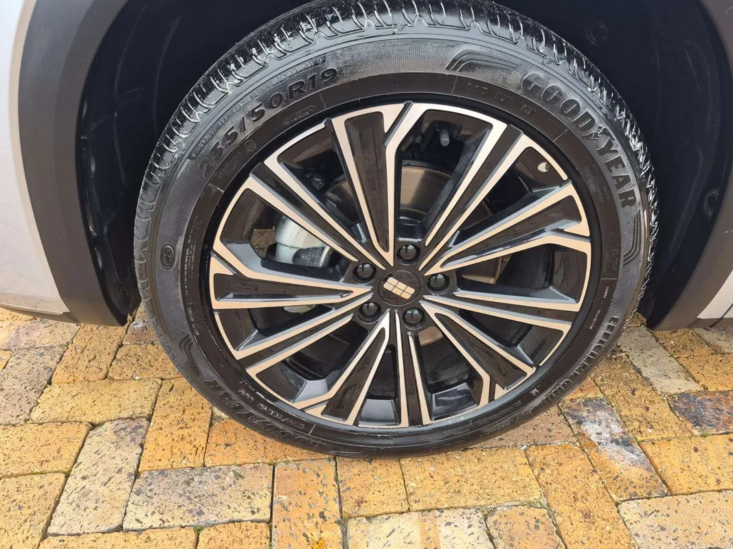 Geely E5 EM-i Apex - Image 11