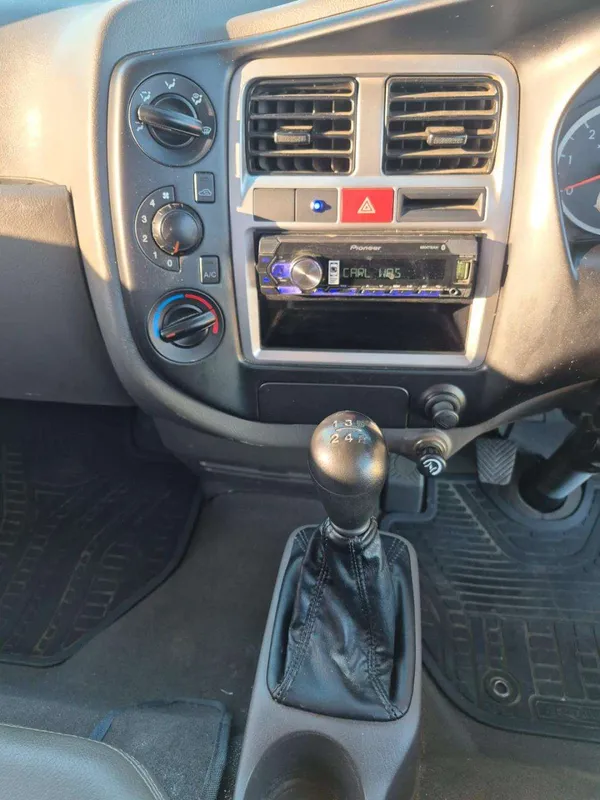 Hyundai H-100 Bakkie 2.6D Deck A/C - Image 12