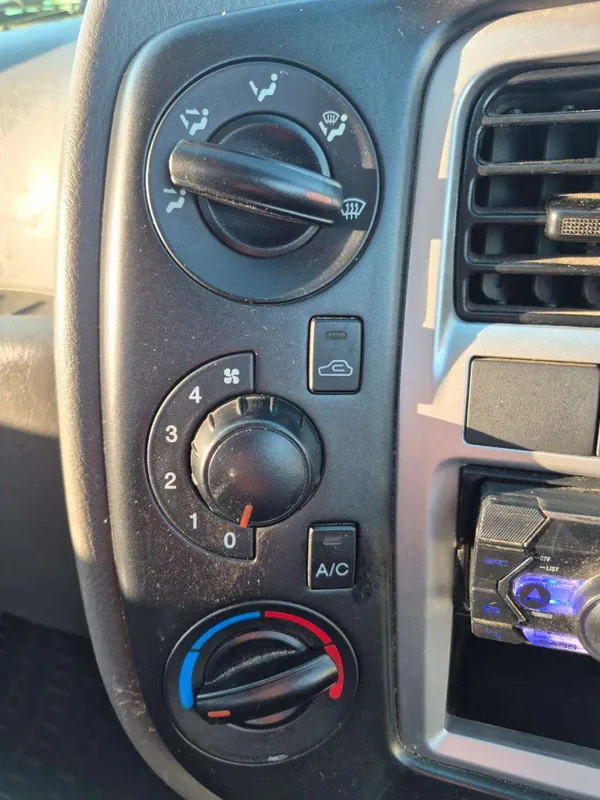 Hyundai H-100 Bakkie 2.6D Deck A/C - Image 13