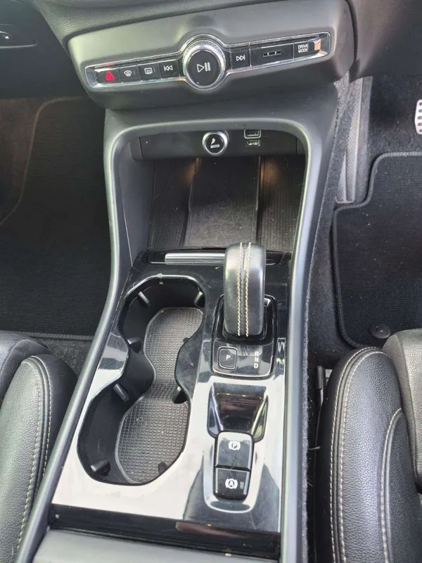 Volvo XC40 D4 AWD R-Design - Image 14