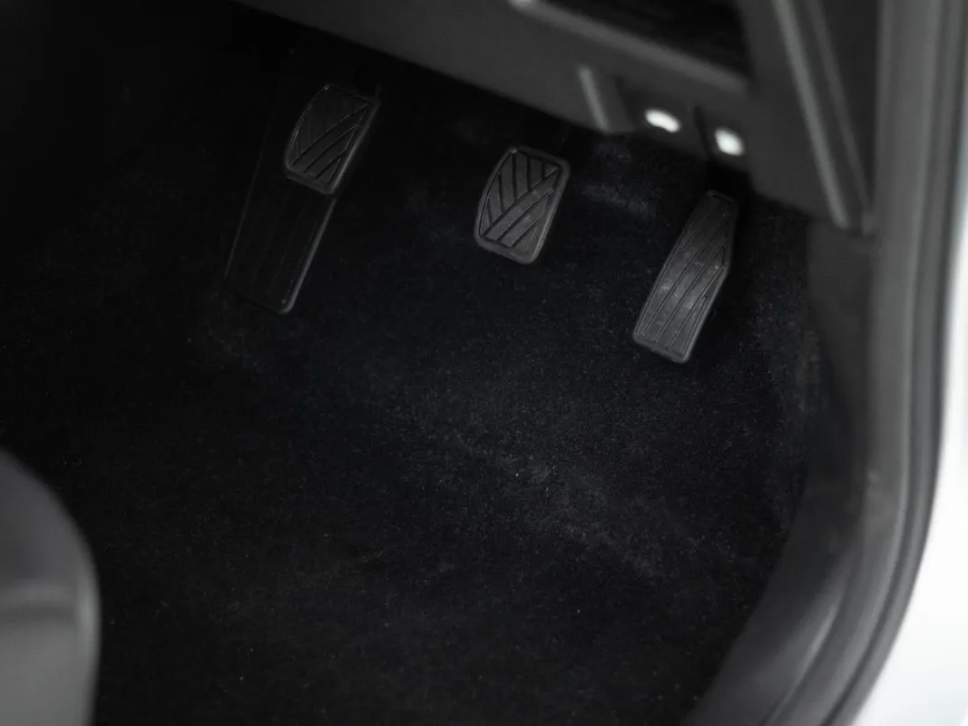 Suzuki Baleno 1.5 GLX - Image 15