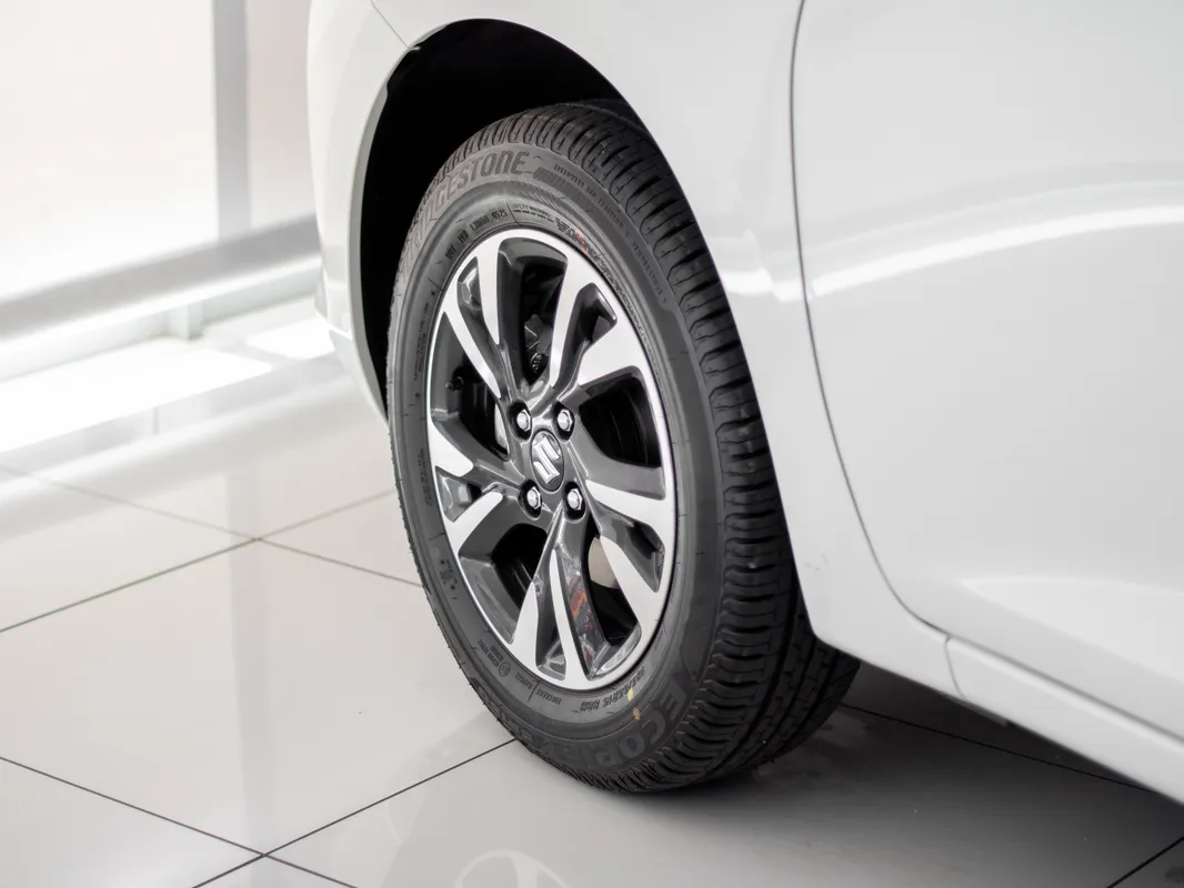 Suzuki Swift 1.2 GLX MT - Image 4