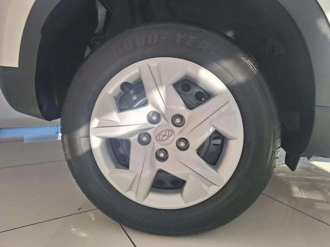 Hyundai Venue 1.2 Premium M/T - Image 7