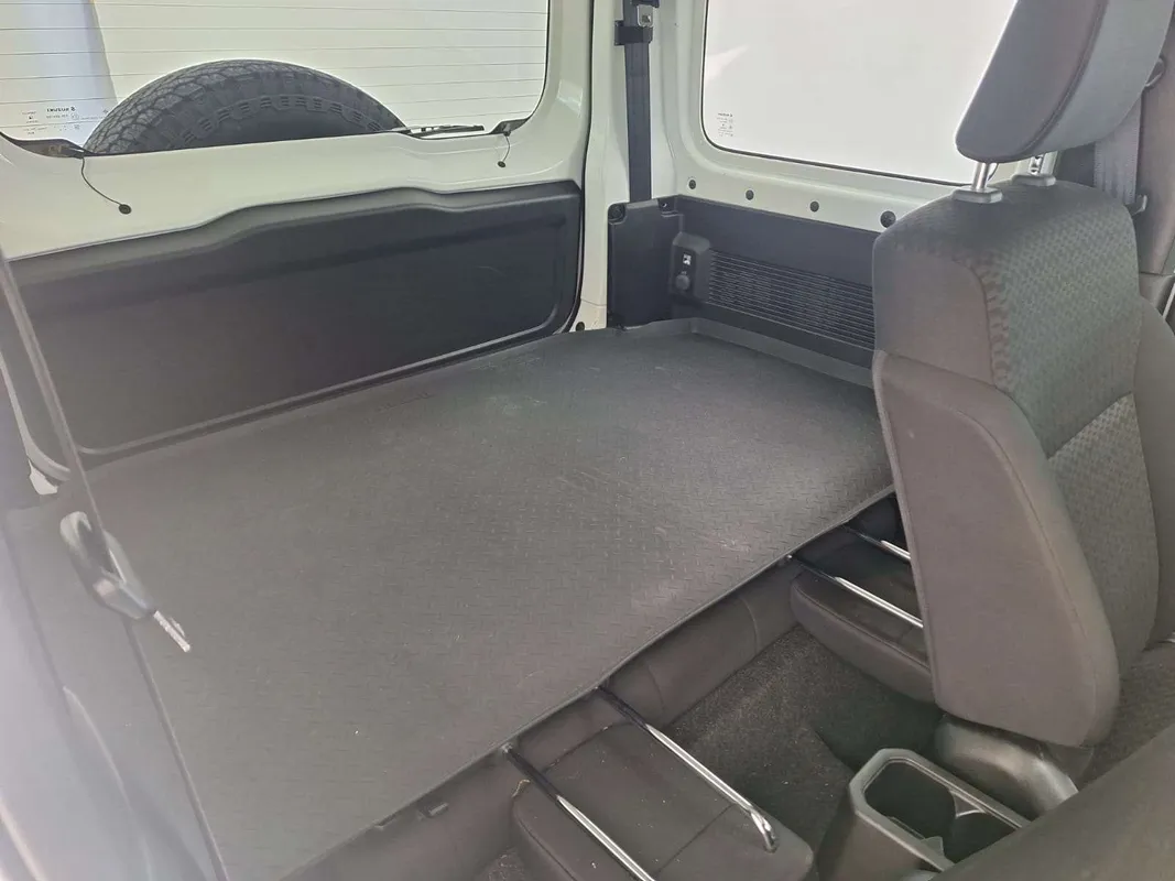Suzuki Jimny 1.5 GLX - Image 8