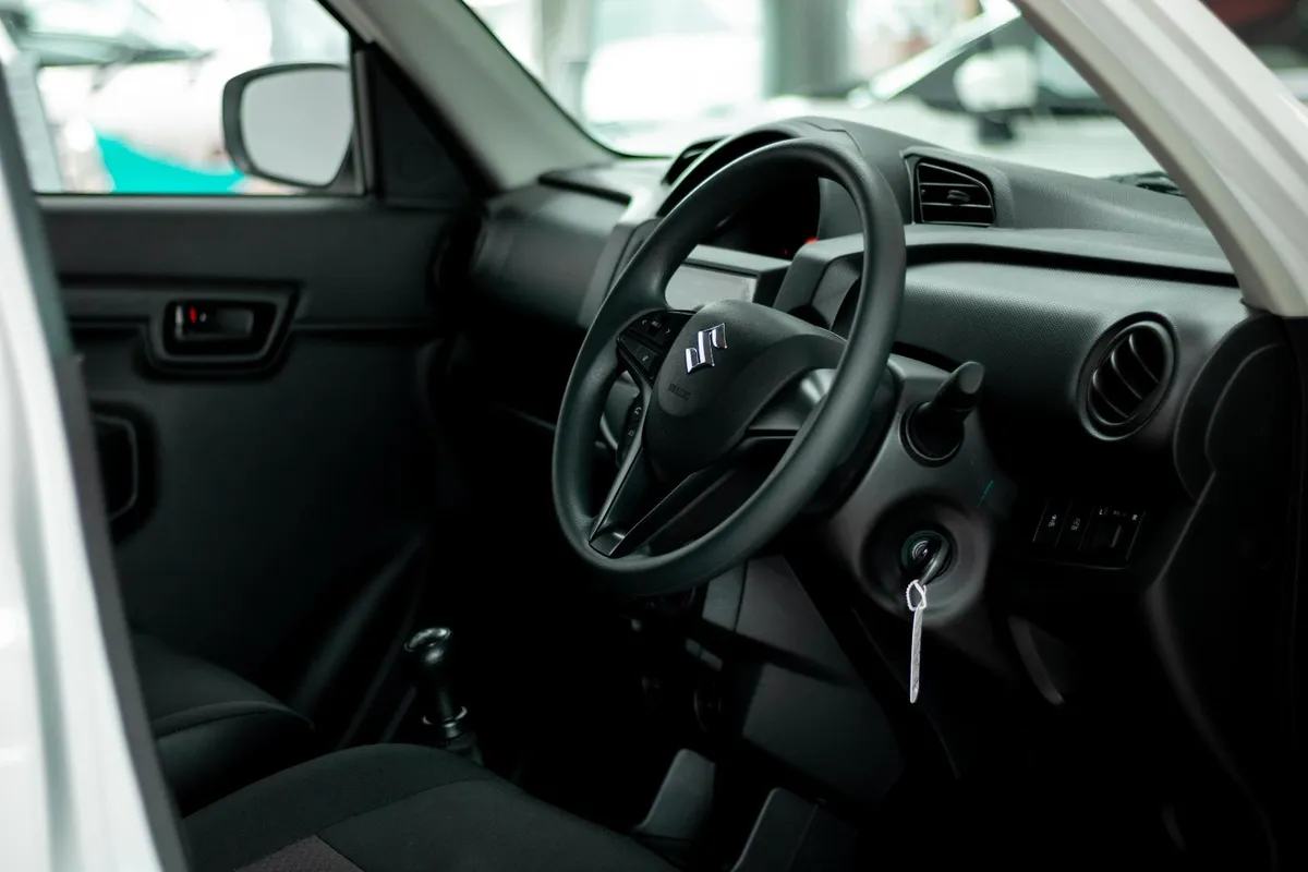 Suzuki S-Presso 1.0 GL MT - Image 4